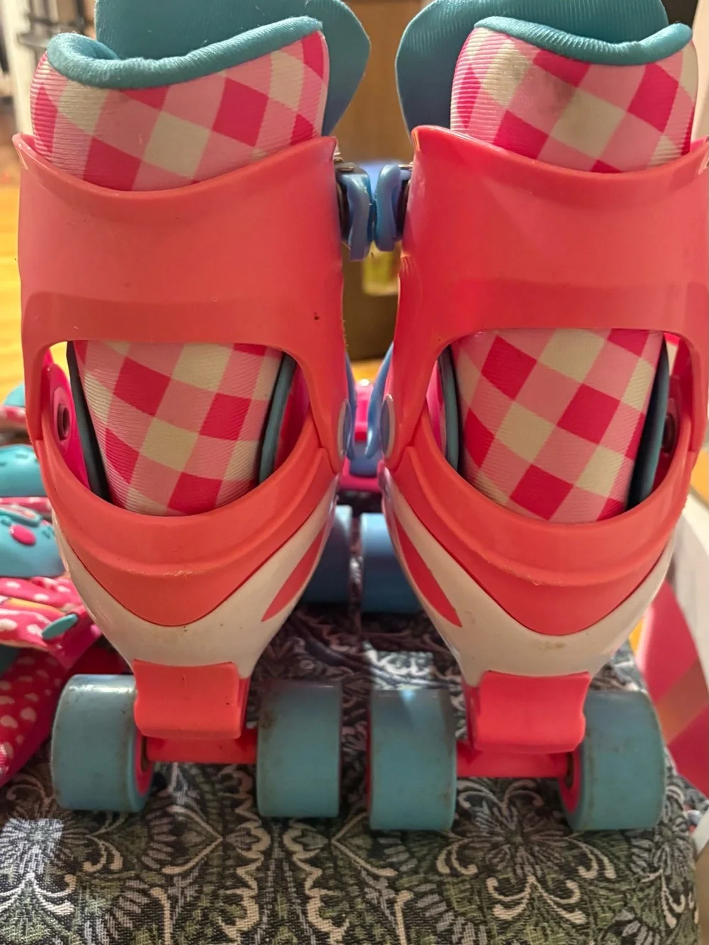 Kids Adjustable Roller Derby Fitness Skates with knee & shoulder pads